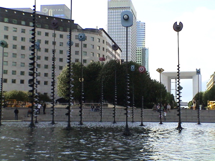 fountain-at-la-defense.jpg