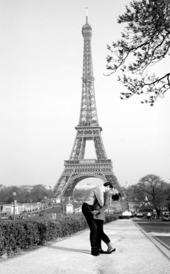 eiffeltowerkiss1